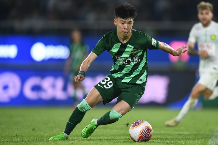 打幾分？浙江小將王鈺棟半場數(shù)據(jù)：觸球19次，2次射門0射正